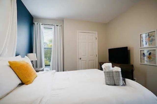 Holiday home Housepitality - The Lilley Pad - Near Downtown